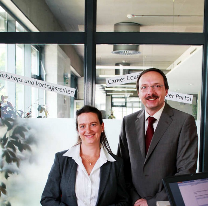 Stefanie Bachmann, Leiterin des Career Centers, und Hochschulpräsident Prof. Dr. Peter Mudra in den neu gestalteten Räumlichkeiten des Career Centers